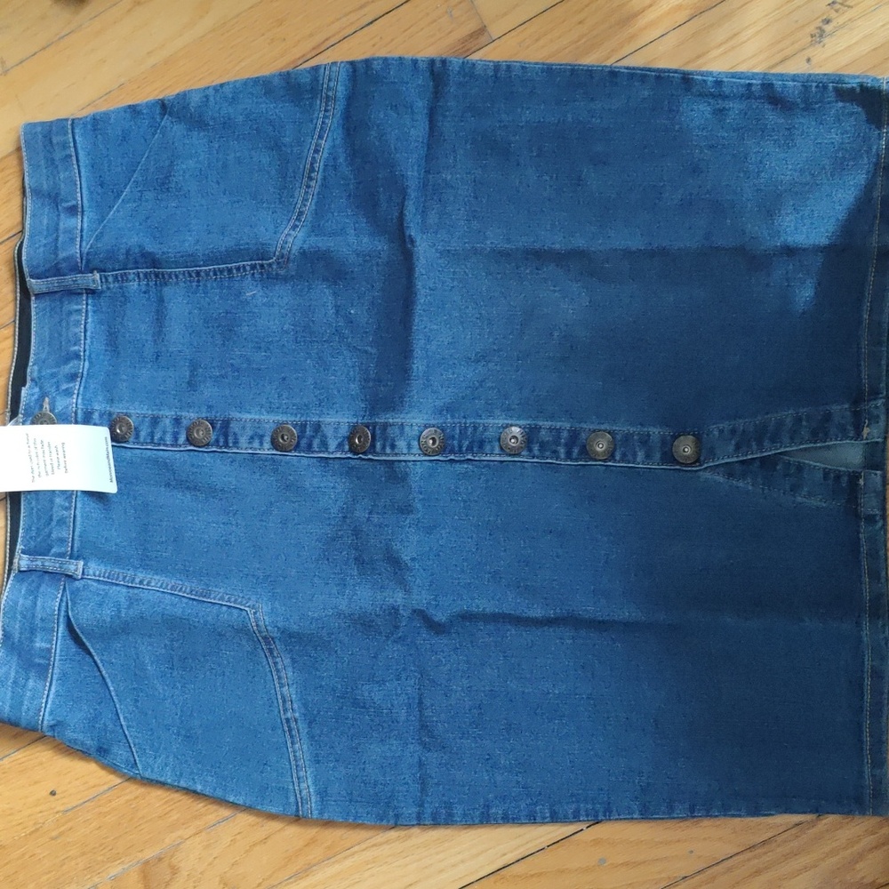 Monroe & Main size 16 stretchy denim skirt w/pockets. Cotton & polyester